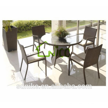 Einfaches Design runder Tisch mit Sesseln